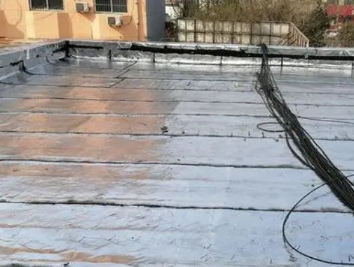 郑州经开区卫生间漏水维修公司分享下郑州经开区屋面楼顶防水刚性防水层施工要点。
